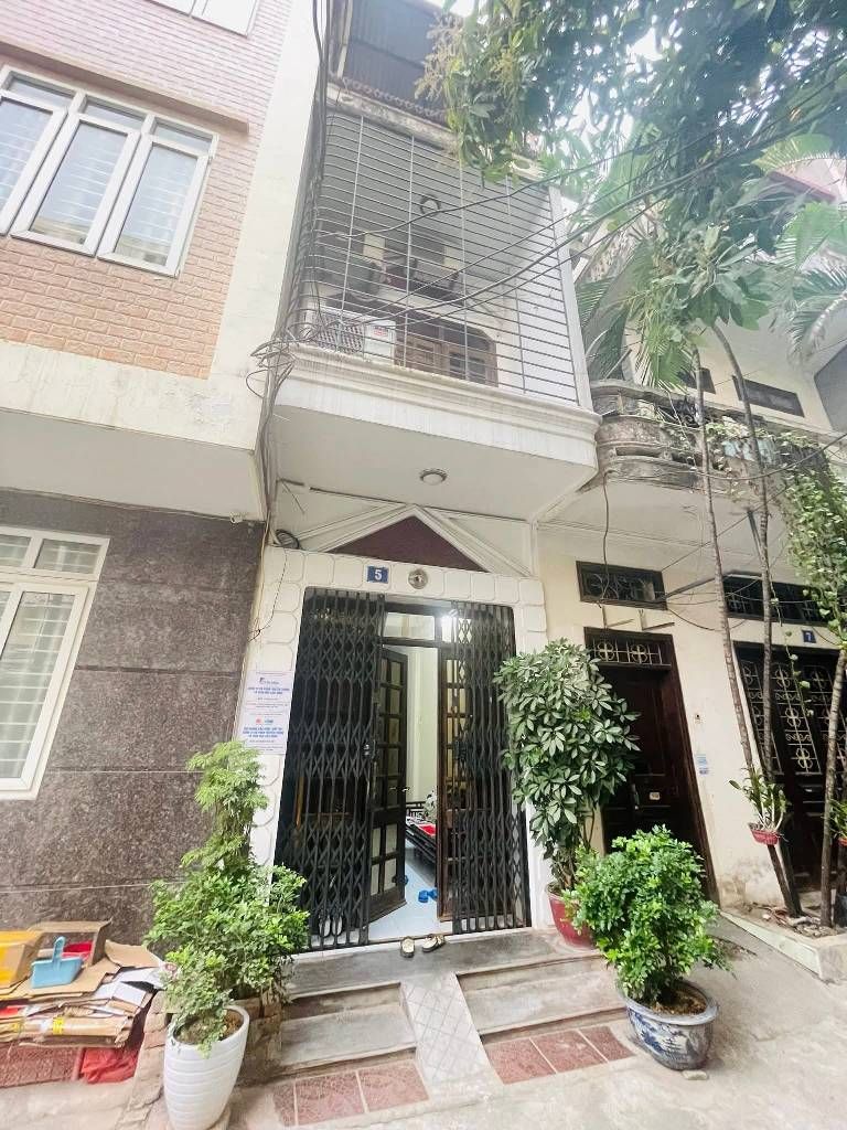 Bán nhà Đường Láng - diện tích 30m2 3 tầng - Nhà dân xây - giá 10,8 tỷ