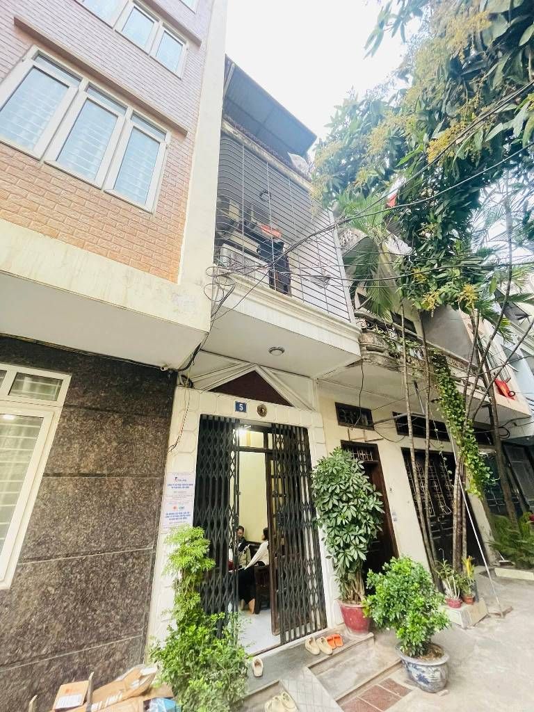 Bán nhà Đường Láng - diện tích 30m2 3 tầng - Nhà dân xây - giá 10,8 tỷ