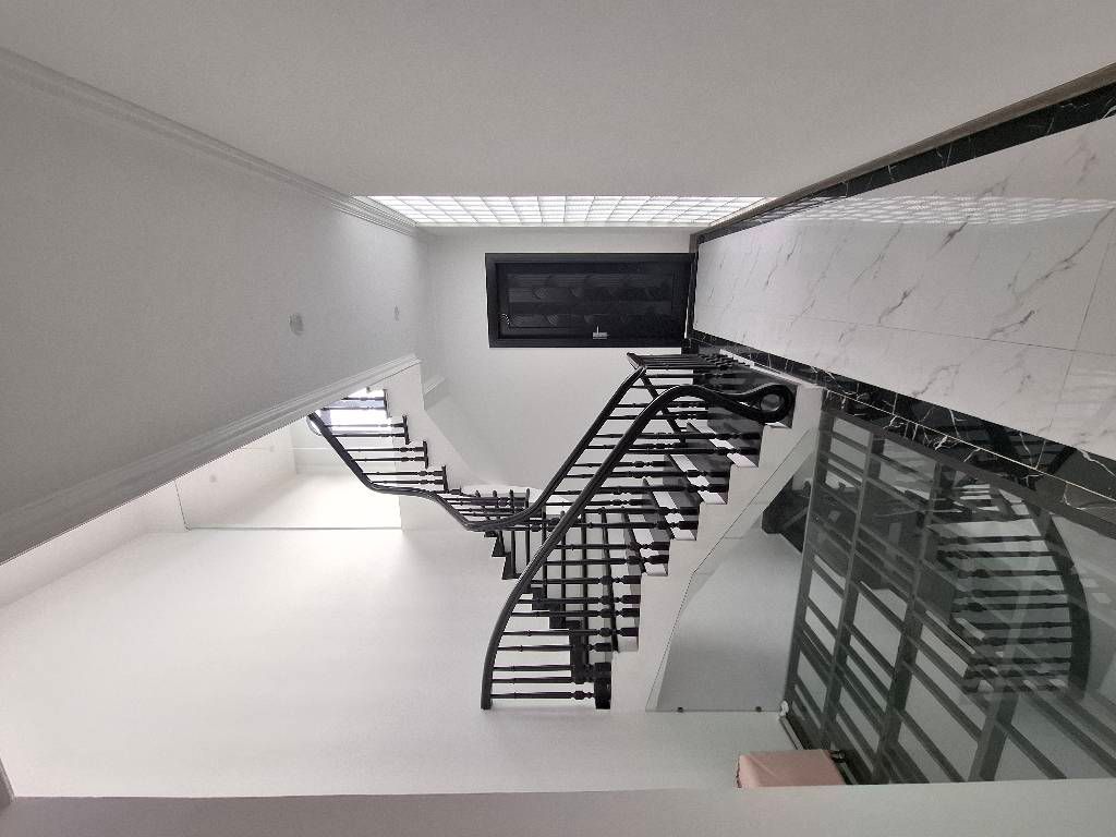 Bán nhà Định Công Thượng - diện tích 58m2 5 tầng - Ngõ 5 tạ vào tận cửa - giá 13,9 tỷ