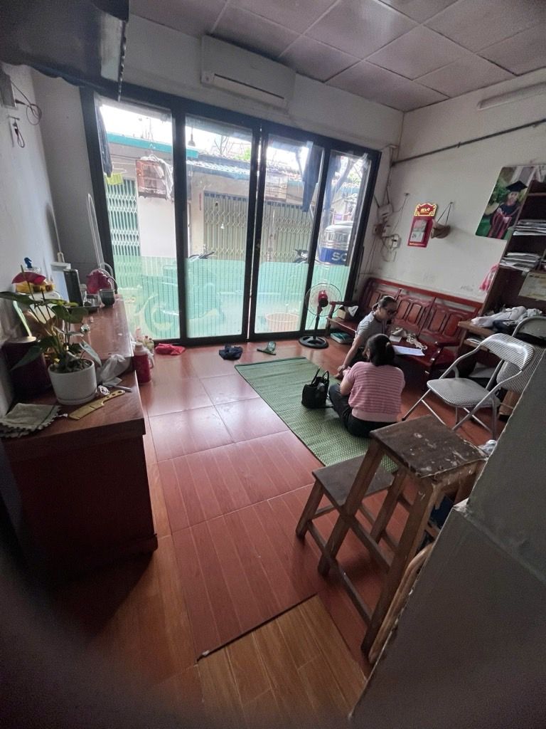 Bán nhà Vũ Hữu - diện tích 40m2 2 tầng - Sát phố - giá 1,3 tỷ