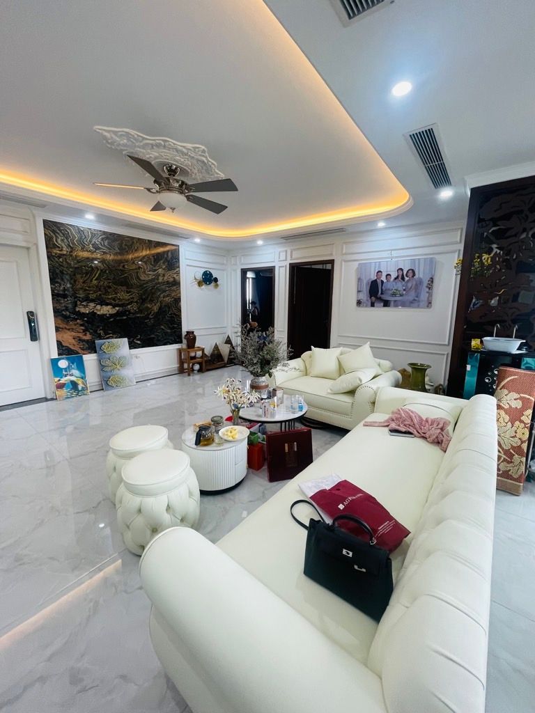 Bán nhà Trần Thủ Độ - diện tích 124.7m2 1 tầng - lô góc 3 ban công - giá 9,08 tỷ