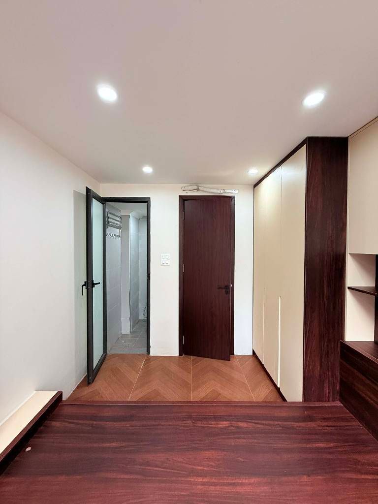 Bán nhà Nguyễn Chí Thanh - diện tích 11,7m2 6 tầng - Ô tô có thể dừng đỗ ngày đêm - giá 6,9 tỷ