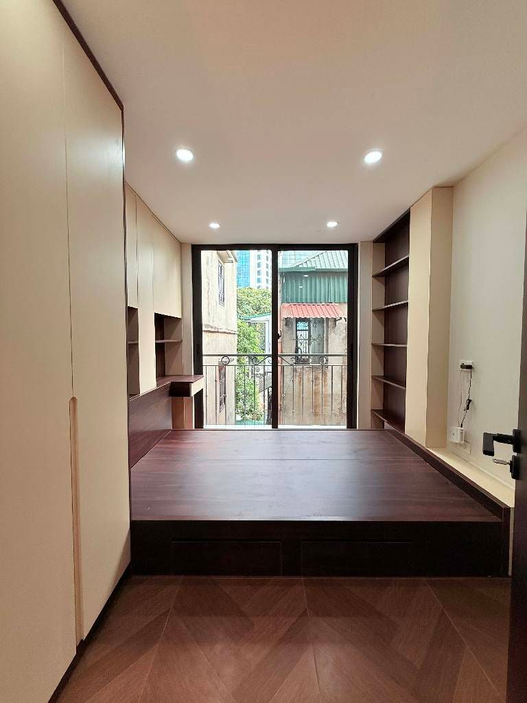 Bán nhà Nguyễn Chí Thanh - diện tích 11,7m2 6 tầng - Ô tô có thể dừng đỗ ngày đêm - giá 6,9 tỷ