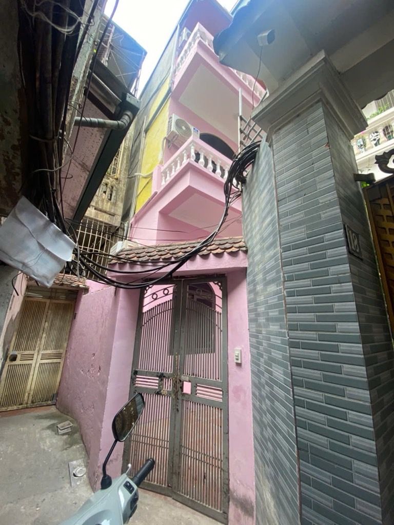 Bán nhà Đê La Thành - diện tích 45,9m2 3 tầng - Nhà mới sửa, sân để xe - giá 9,6 tỷ