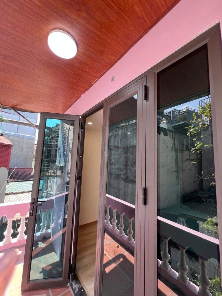 Bán nhà Đê La Thành - diện tích 45,9m2 3 tầng - Nhà mới sửa, sân để xe - giá 9,6 tỷ