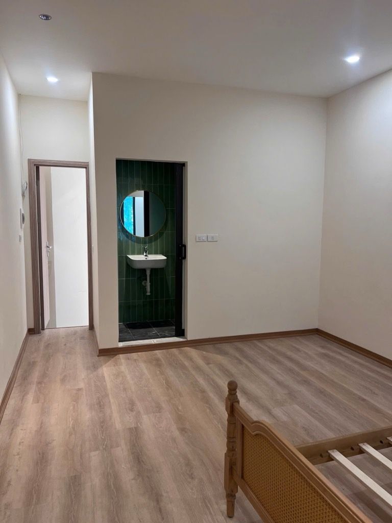 Bán nhà Đê La Thành - diện tích 45,9m2 3 tầng - Nhà mới sửa, sân để xe - giá 9,6 tỷ