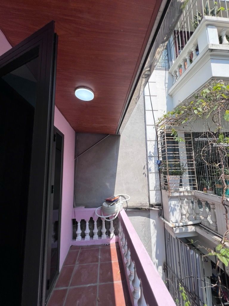 Bán nhà Đê La Thành - diện tích 45,9m2 3 tầng - Nhà mới sửa, sân để xe - giá 9,6 tỷ