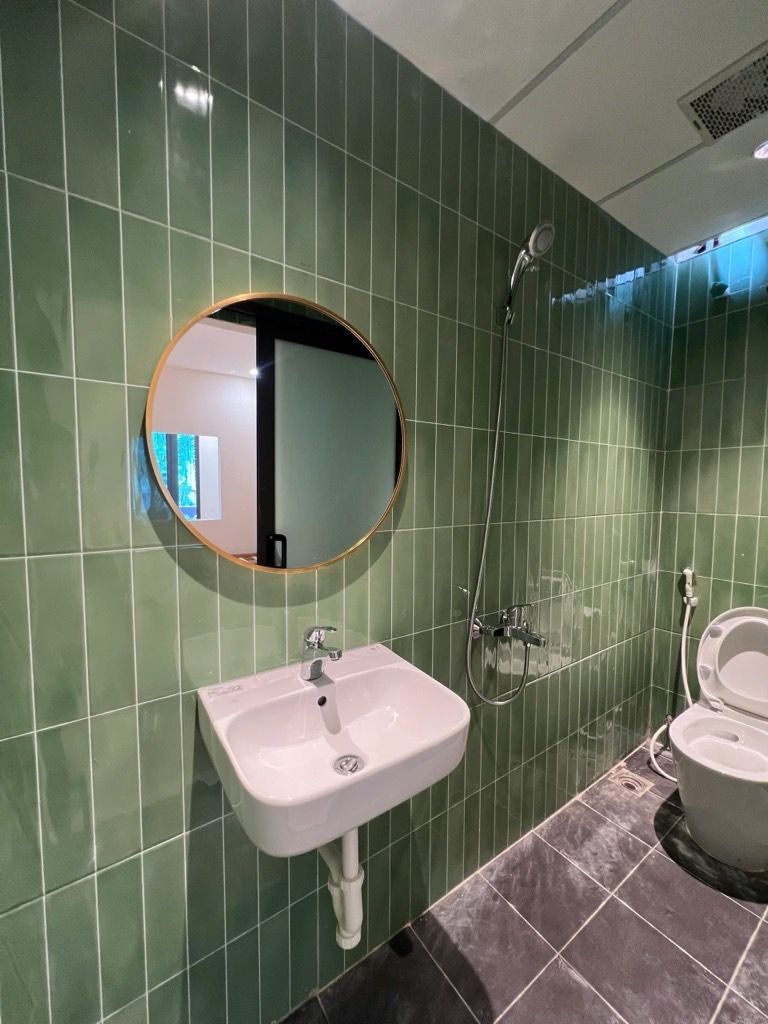 Bán nhà Đê La Thành - diện tích 45,9m2 3 tầng - Nhà mới sửa, sân để xe - giá 9,6 tỷ