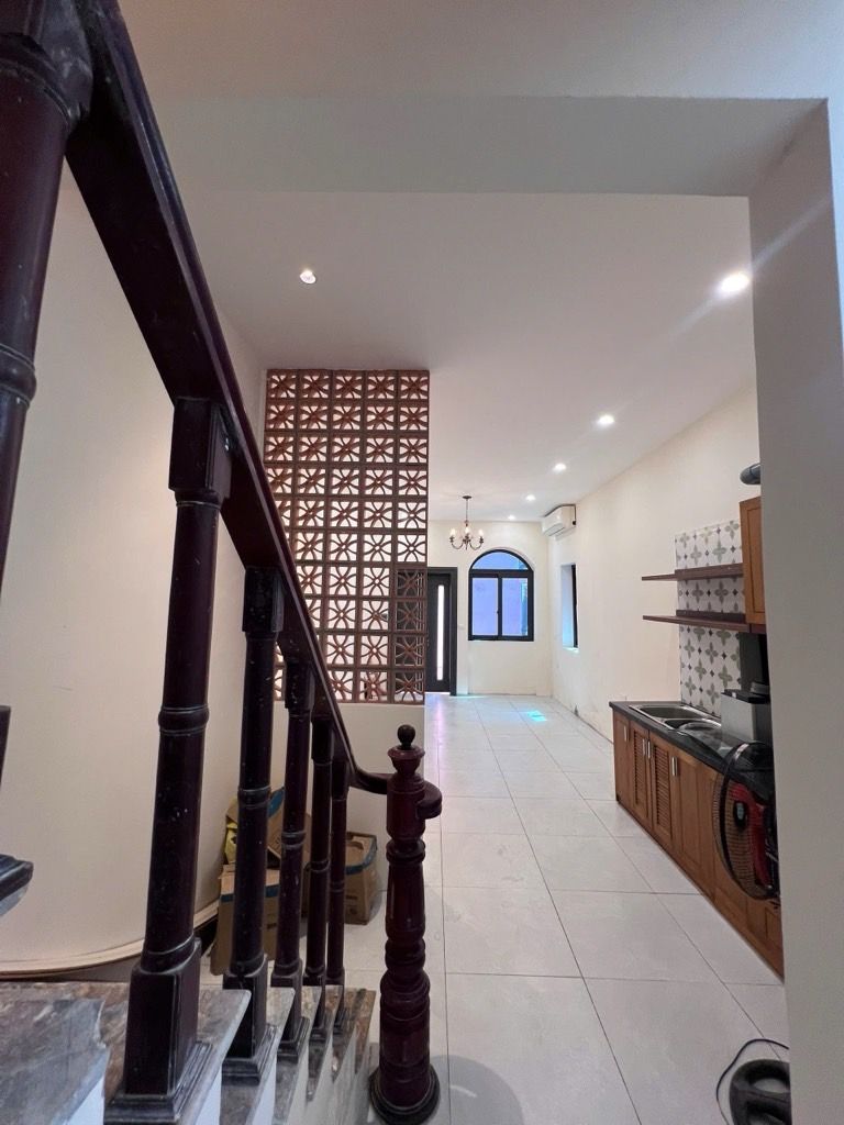 Bán nhà Đê La Thành - diện tích 45,9m2 3 tầng - Nhà mới sửa, sân để xe - giá 9,6 tỷ