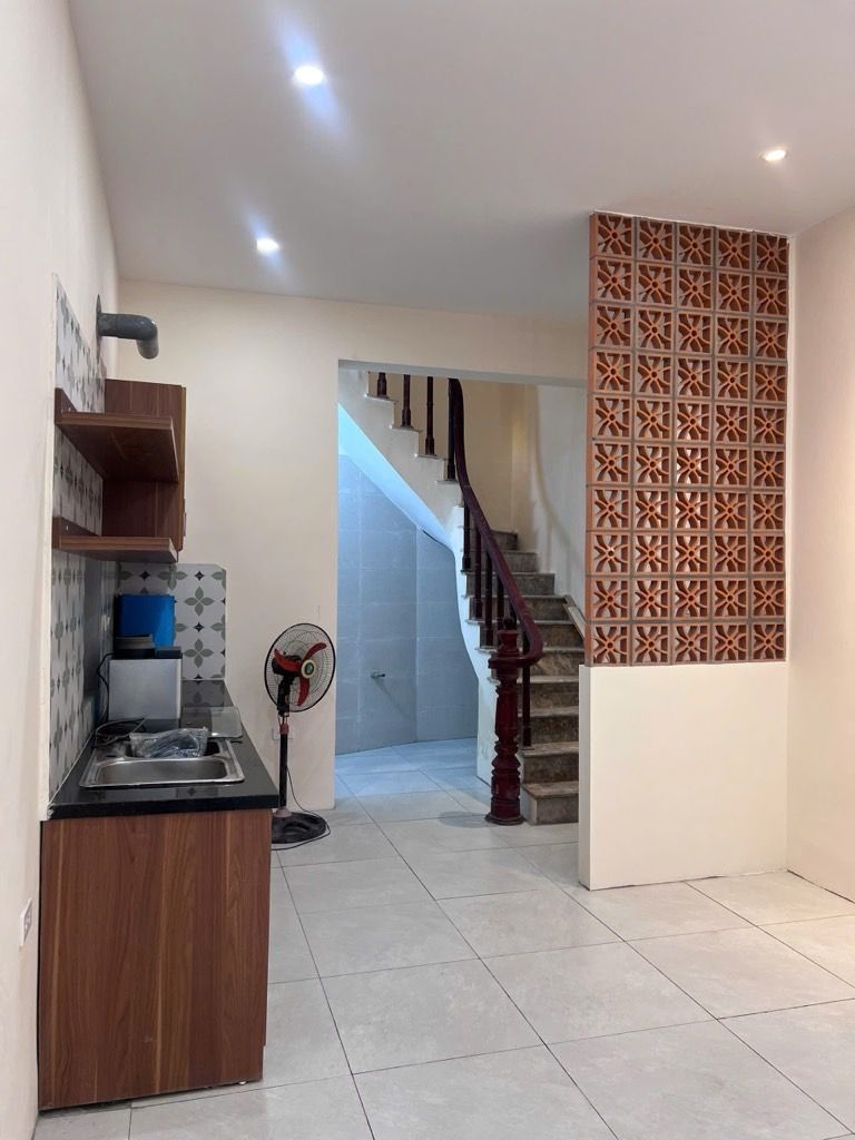 Bán nhà Đê La Thành - diện tích 45,9m2 3 tầng - Nhà mới sửa, sân để xe - giá 9,6 tỷ