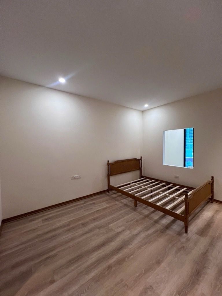 Bán nhà Đê La Thành - diện tích 45,9m2 3 tầng - Nhà mới sửa, sân để xe - giá 9,6 tỷ