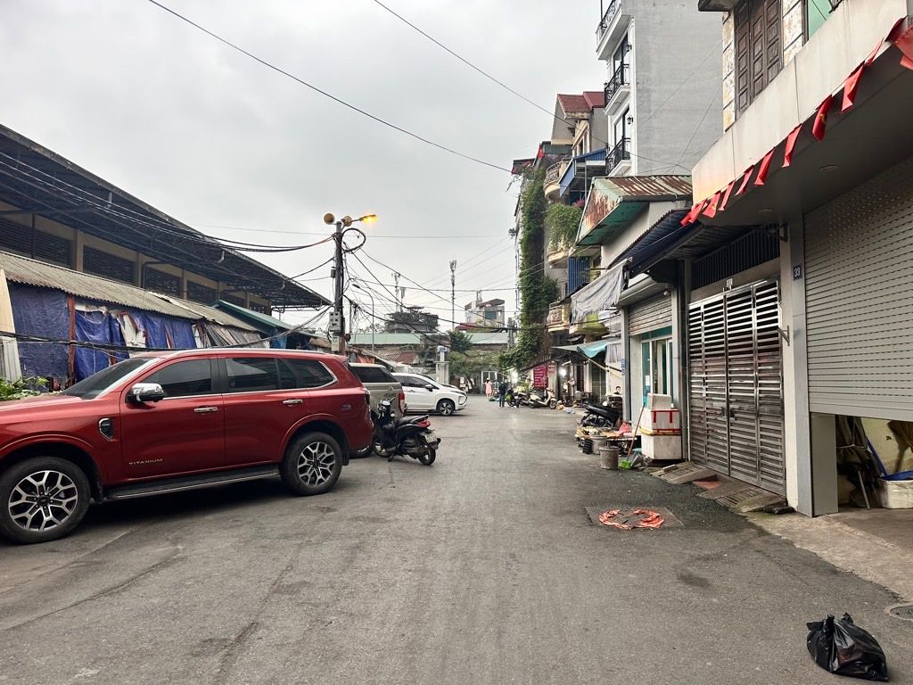 Bán nhà Vĩnh Tuy - diện tích 63.5m2 3 tầng - Ô Tô Đỗ Ngay Đêm Vào Nhà - giá 20,3 tỷ