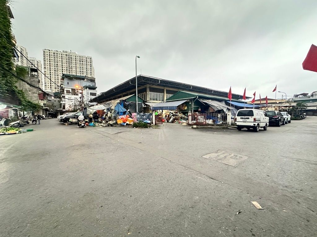 Bán nhà Vĩnh Tuy - diện tích 63.5m2 3 tầng - Ô Tô Đỗ Ngay Đêm Vào Nhà - giá 20,3 tỷ