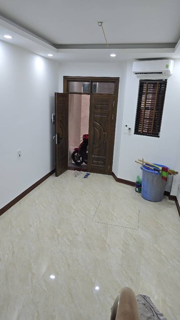 Bán nhà Vũ Hữu - diện tích 25.8m2 5 tầng - Ngõ thông - giá 8,8 tỷ