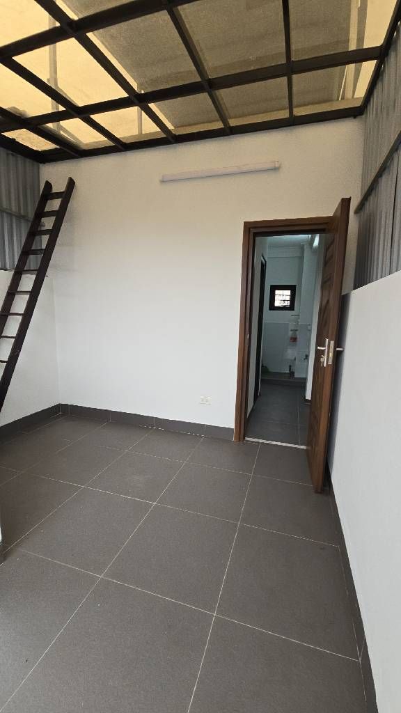 Bán nhà Vũ Hữu - diện tích 25.8m2 5 tầng - Ngõ thông - giá 8,8 tỷ