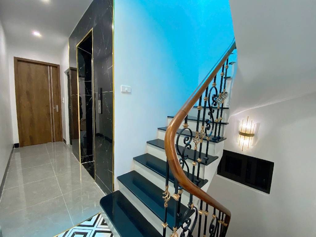 Bán nhà Bùi Xương Trạch - diện tích 41.4m2 5 tầng - thang máy đẹp mới lung linh - giá 11,8 tỷ