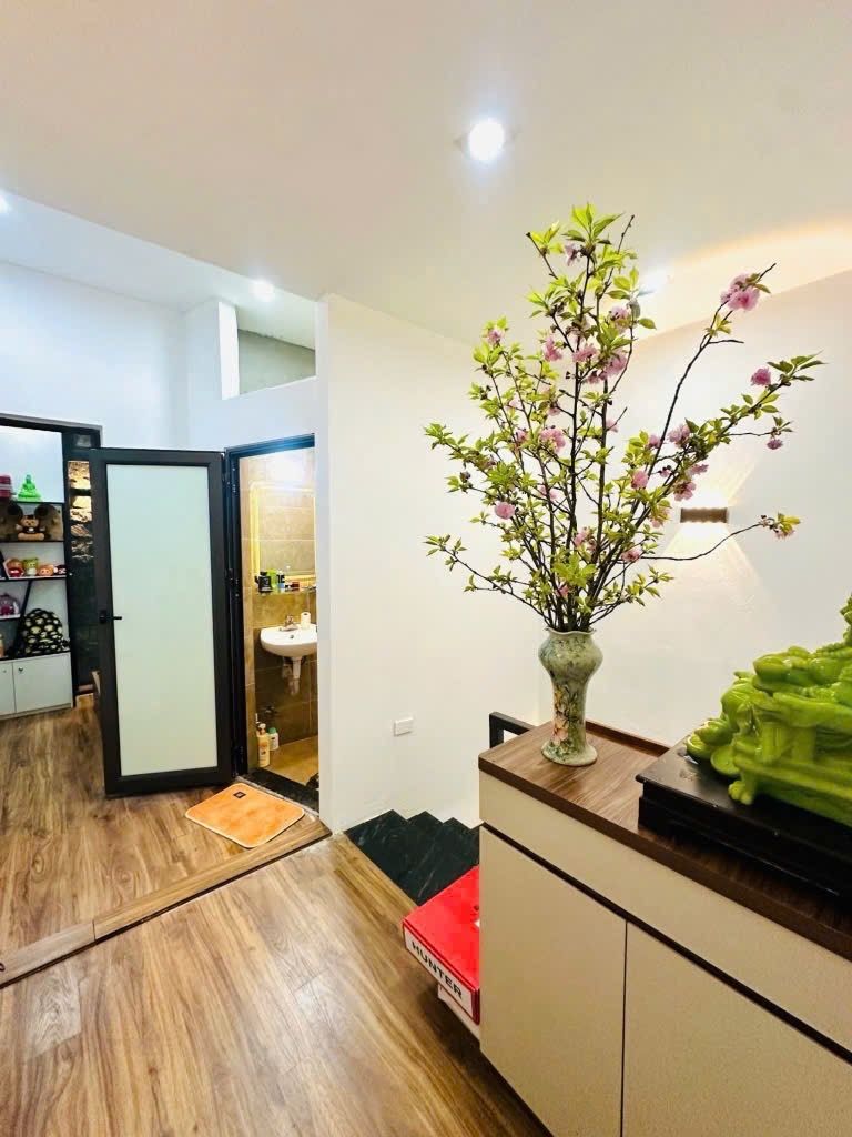 Bán nhà Vĩnh Hưng - diện tích 37m2 2 tầng - ô tô đỗ cổng - giá 3,5 tỷ