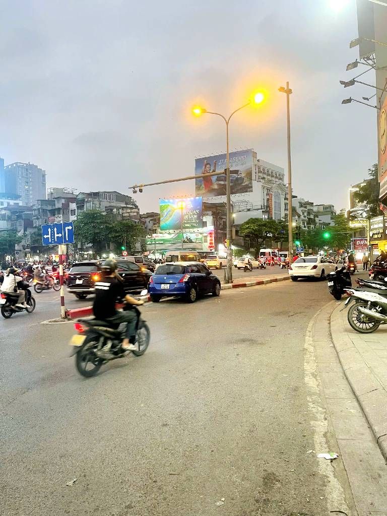 Bán nhà Xã Đàn - diện tích 25,2m2 6 tầng - Mặt phố - giá 22 tỷ