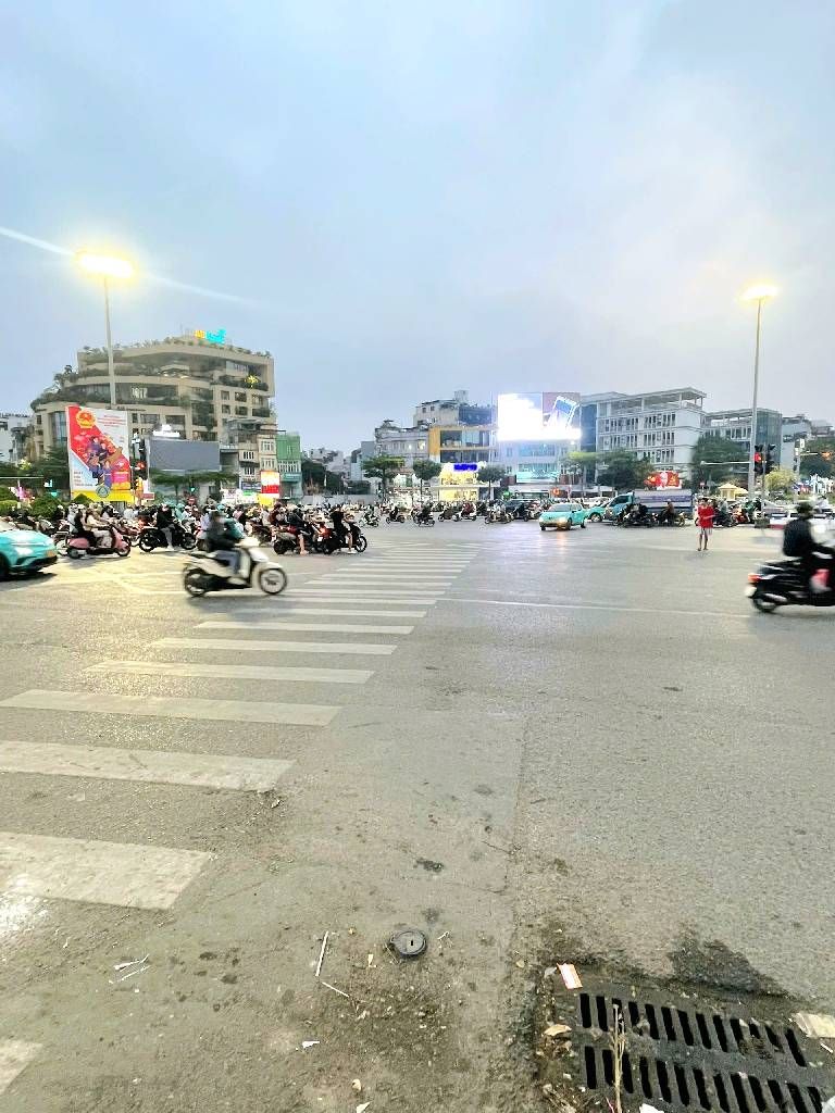 Bán nhà Xã Đàn - diện tích 25,2m2 6 tầng - Mặt phố - giá 22 tỷ