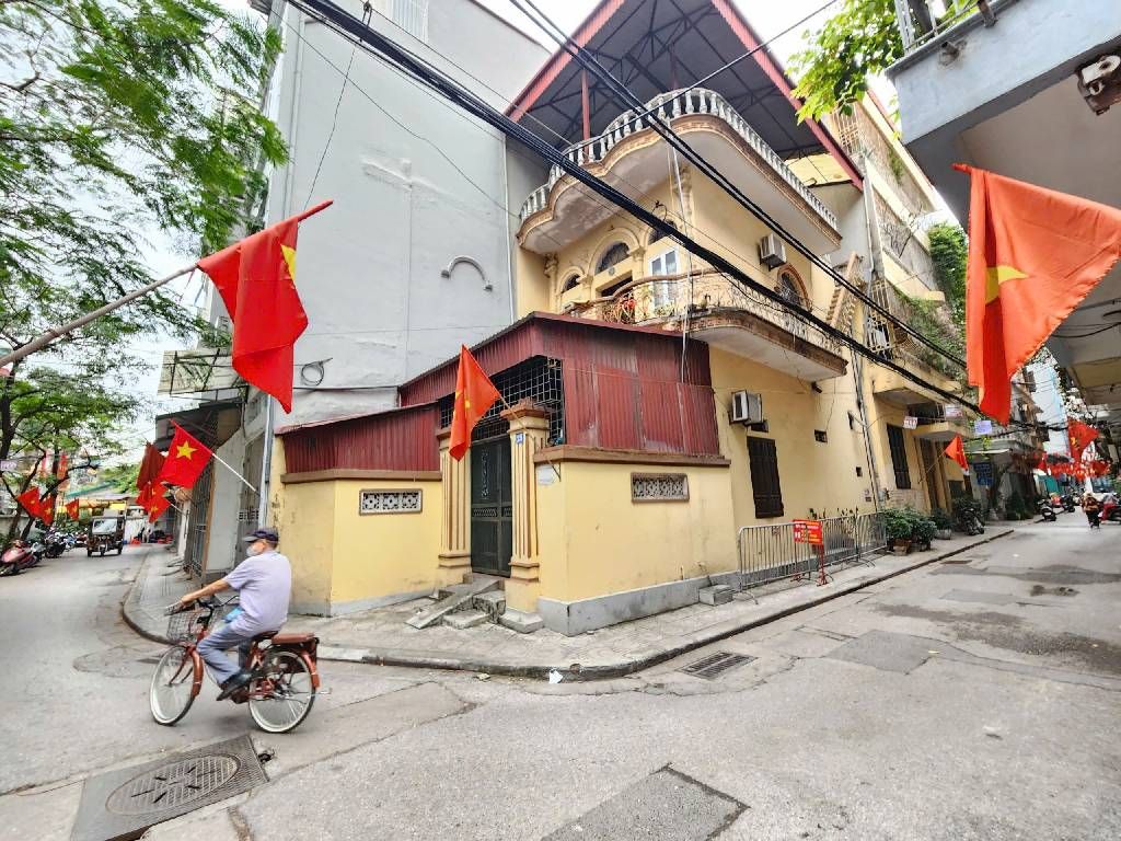 Bán nhà Phố 8/3 - diện tích 60.2m2 3 tầng - Lô góc, ô tô tránh - giá 2,16 tỷ