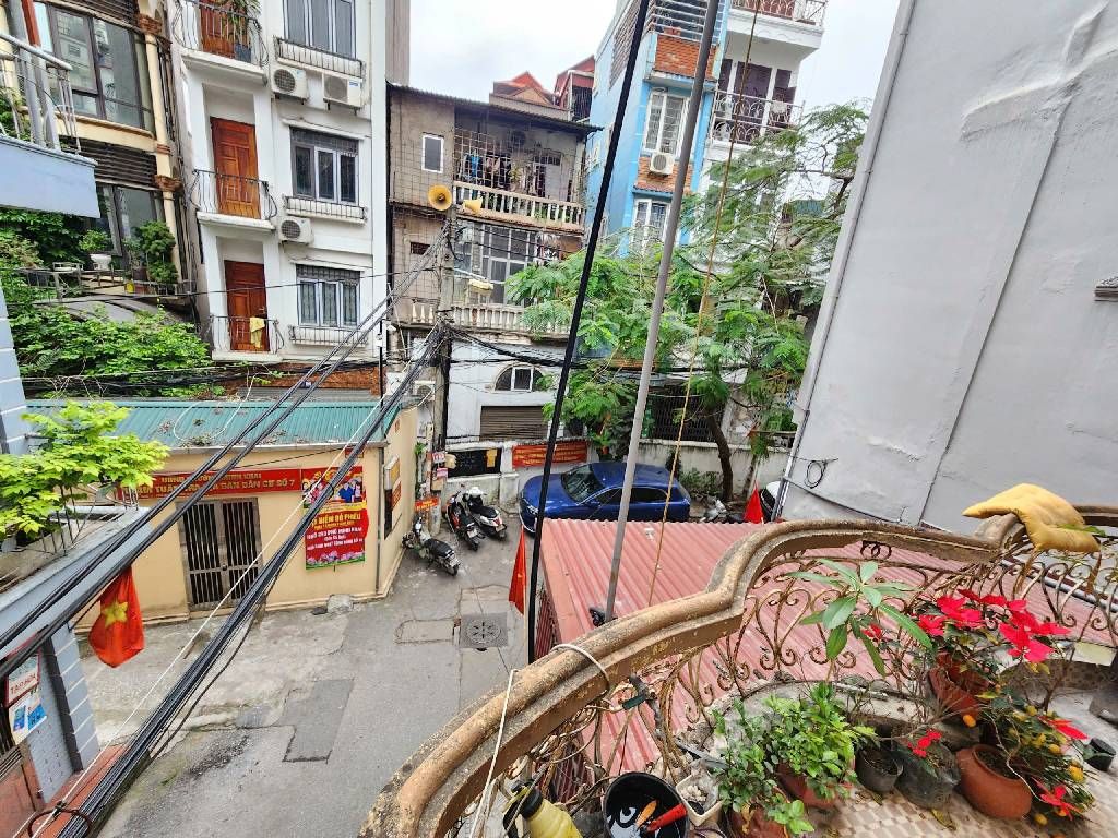 Bán nhà Phố 8/3 - diện tích 60.2m2 3 tầng - Lô góc, ô tô tránh - giá 2,16 tỷ