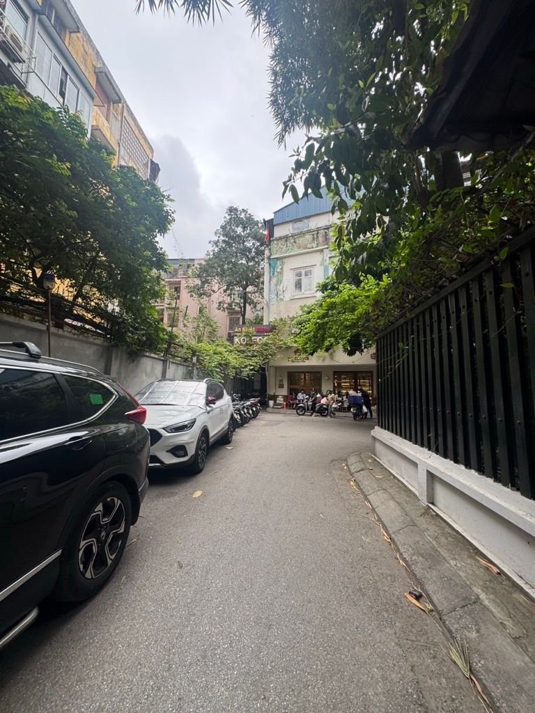 Bán nhà Láng Hạ - diện tích 130m2 3 tầng - ô tô đỗ sát nhà - giá 5 tỷ