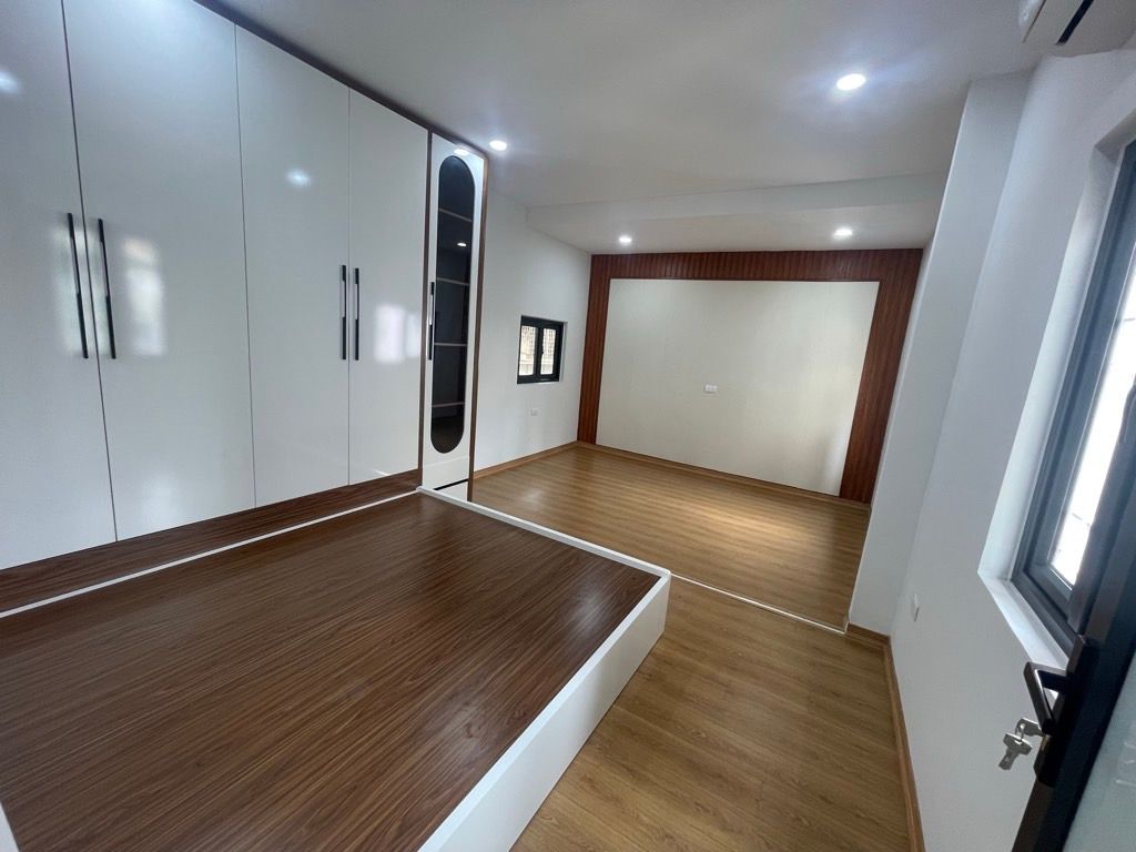 Bán nhà Hoàng Ngọc Phách - diện tích 54.8m2 3 tầng - Lô góc, mặt ngõ thông ô tô - giá 13,9 tỷ