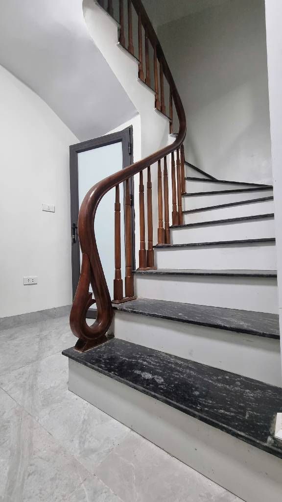 Bán nhà Nguyễn Văn Viên - diện tích 30m2 5 tầng - Ngõ 100 thông ngõ 23 Dương Văn Bé - giá 9,5 tỷ