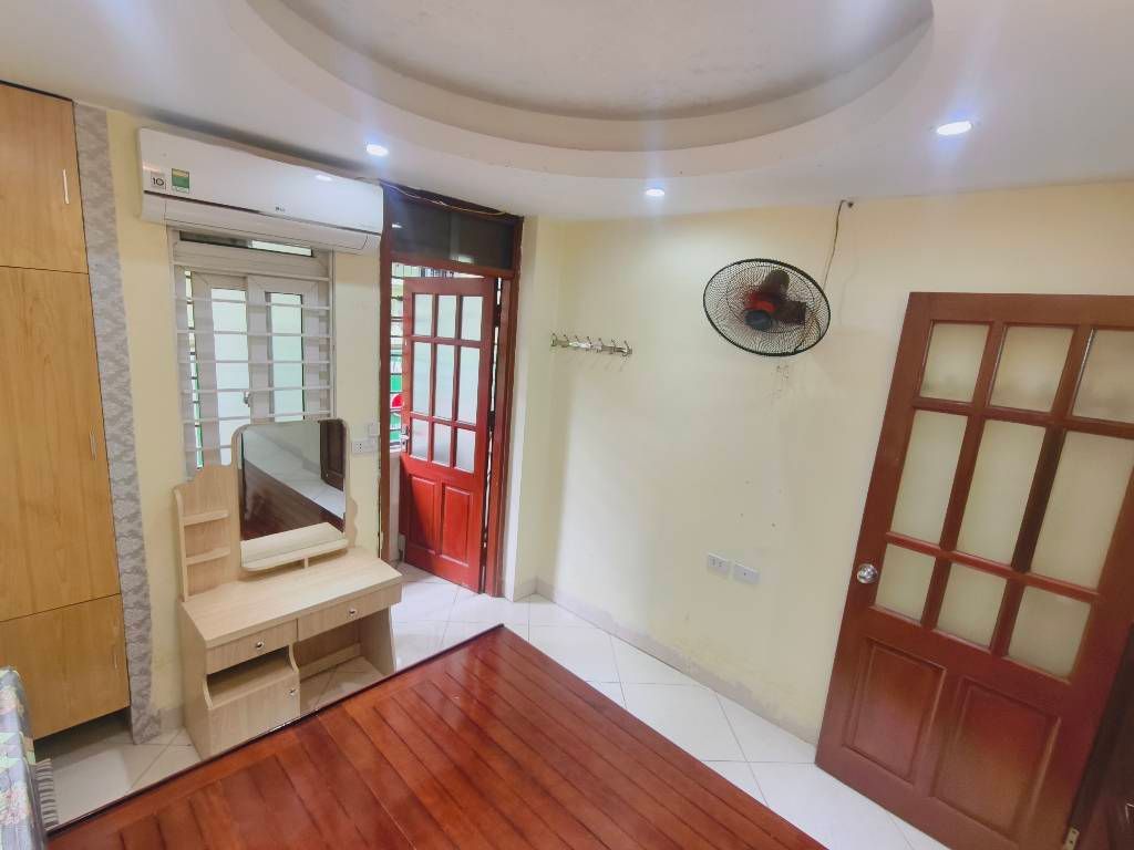 Bán nhà Vương Thừa Vũ - diện tích 30m2 1 tầng - thang máy, ô tô tránh - giá 1,75 tỷ