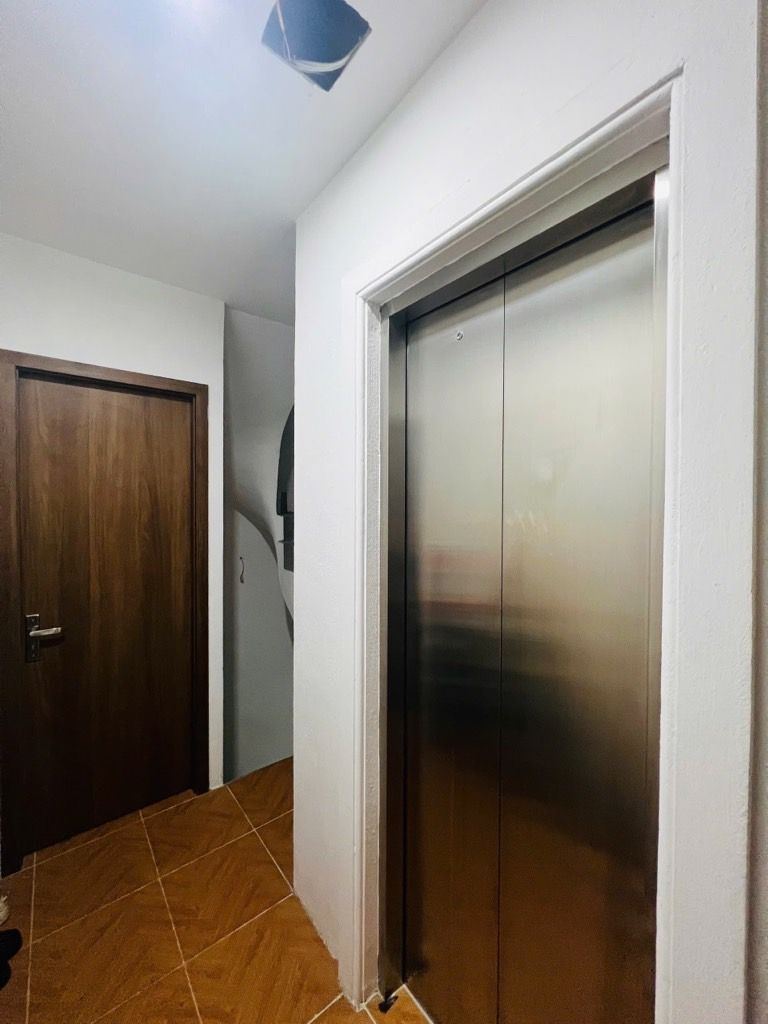 Bán nhà Giáp Bát - diện tích 53.2m2 7 tầng - Ô TÔ ĐỖ CỬA - giá 15,2 tỷ