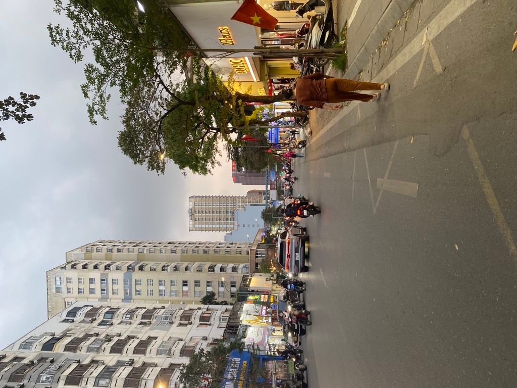 Bán nhà Phạm Ngọc Thạch - diện tích 74.6m2 1 tầng - Căn hộ B7 Kim Liên mặt đường - giá 8,9 tỷ