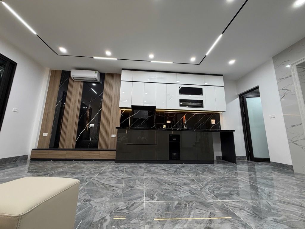 Bán nhà Hoàng Mai - diện tích 38.8m2 6 tầng - Mặt phố - giá 17,95 tỷ