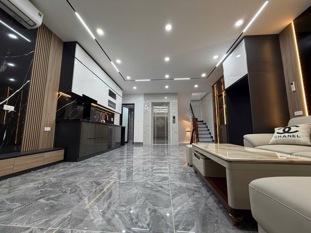 Bán nhà Hoàng Mai - diện tích 38.8m2 6 tầng - Mặt phố - giá 17,95 tỷ