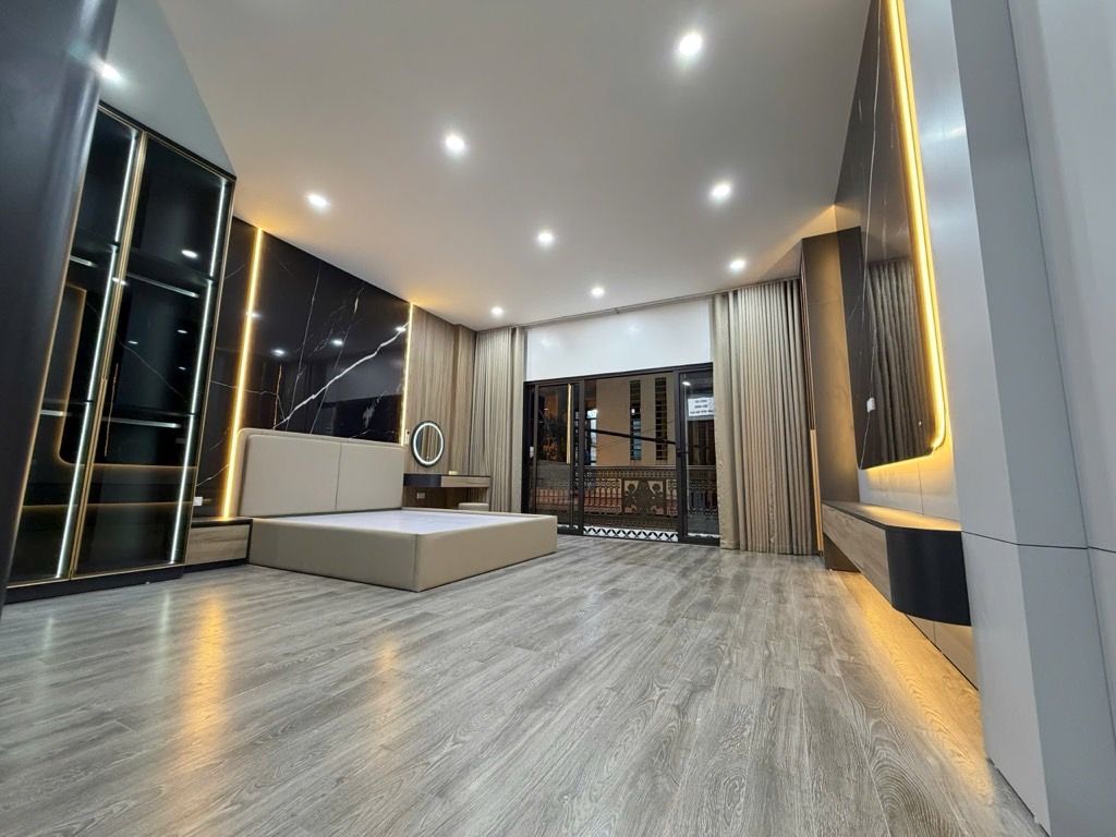 Bán nhà Hoàng Mai - diện tích 38.8m2 6 tầng - Mặt phố - giá 17,95 tỷ