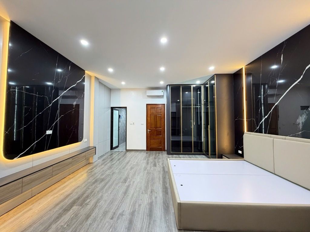 Bán nhà Hoàng Mai - diện tích 38.8m2 6 tầng - Mặt phố - giá 17,95 tỷ