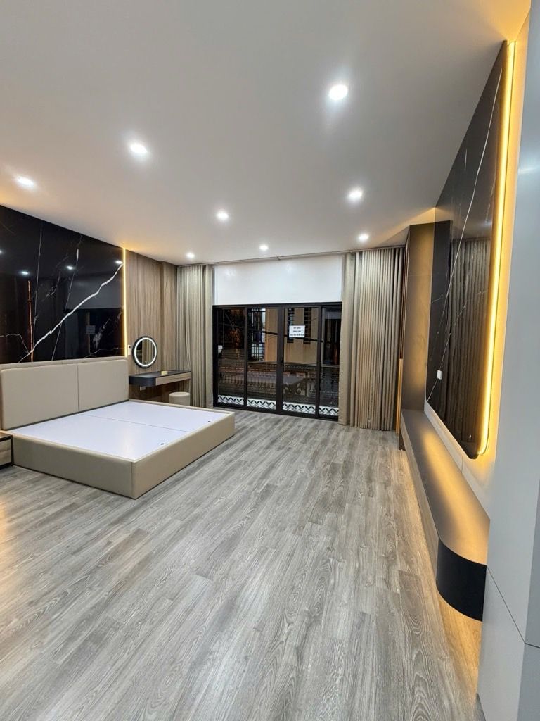 Bán nhà Hoàng Mai - diện tích 38.8m2 6 tầng - Mặt phố - giá 17,95 tỷ