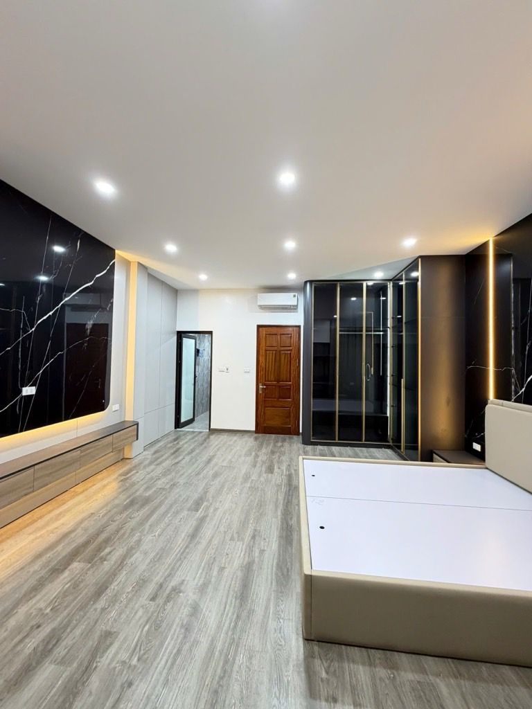 Bán nhà Hoàng Mai - diện tích 38.8m2 6 tầng - Mặt phố - giá 17,95 tỷ