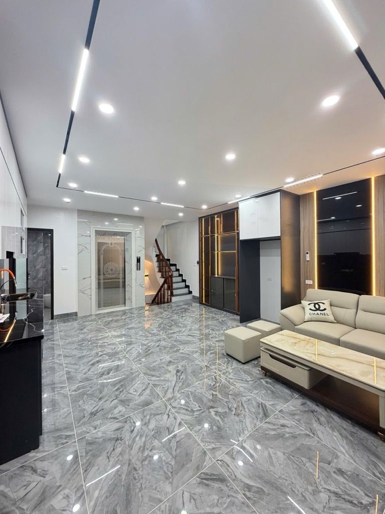 Bán nhà Hoàng Mai - diện tích 38.8m2 6 tầng - Mặt phố - giá 17,95 tỷ