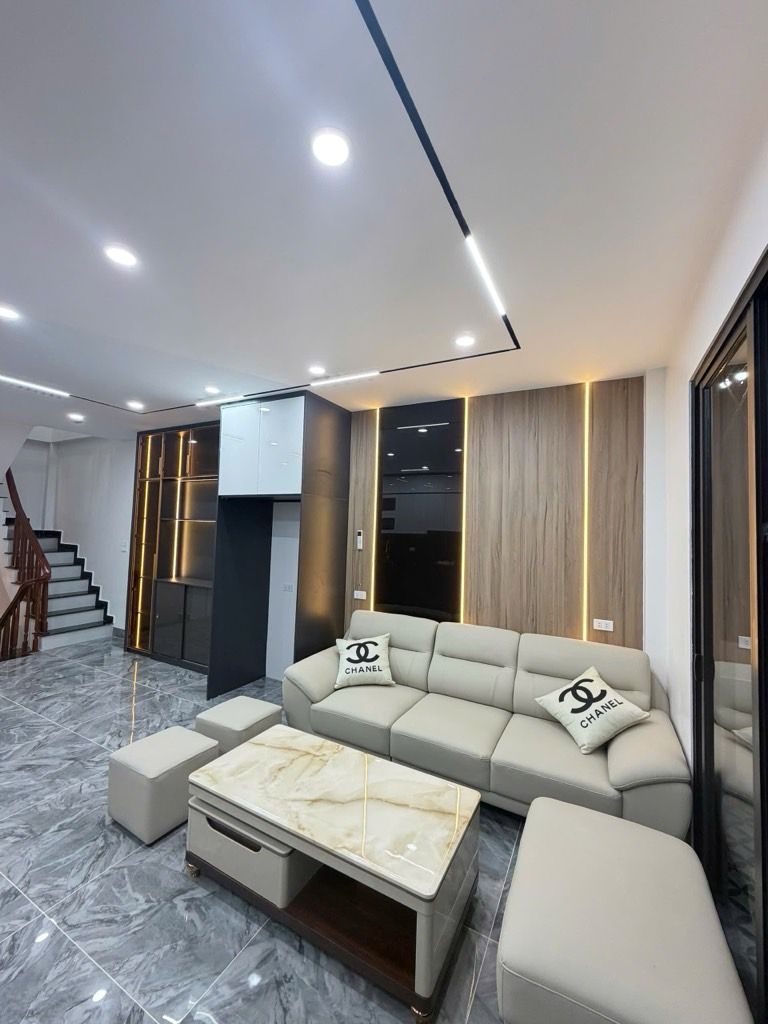 Bán nhà Hoàng Mai - diện tích 38.8m2 6 tầng - Mặt phố - giá 17,95 tỷ