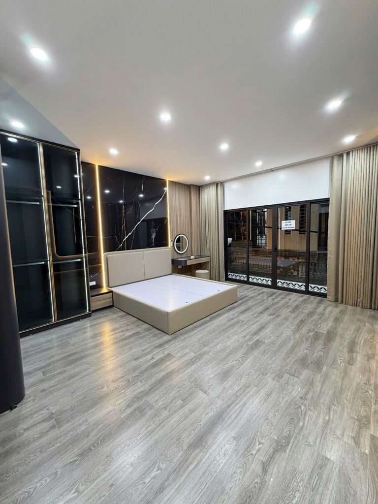 Bán nhà Hoàng Mai - diện tích 38.8m2 6 tầng - Mặt phố - giá 17,95 tỷ