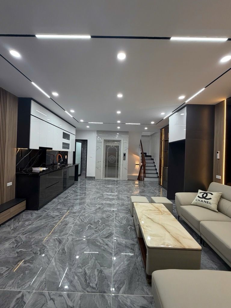 Bán nhà Hoàng Mai - diện tích 38.8m2 6 tầng - Mặt phố - giá 17,95 tỷ