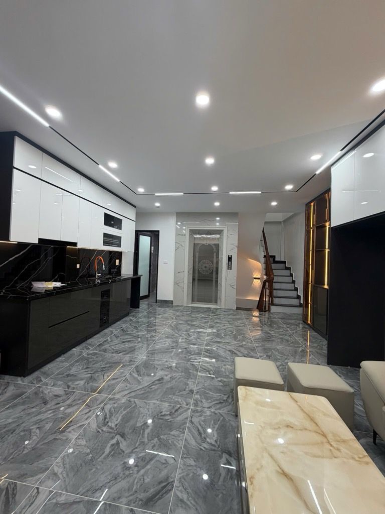 Bán nhà Hoàng Mai - diện tích 38.8m2 6 tầng - Mặt phố - giá 17,95 tỷ