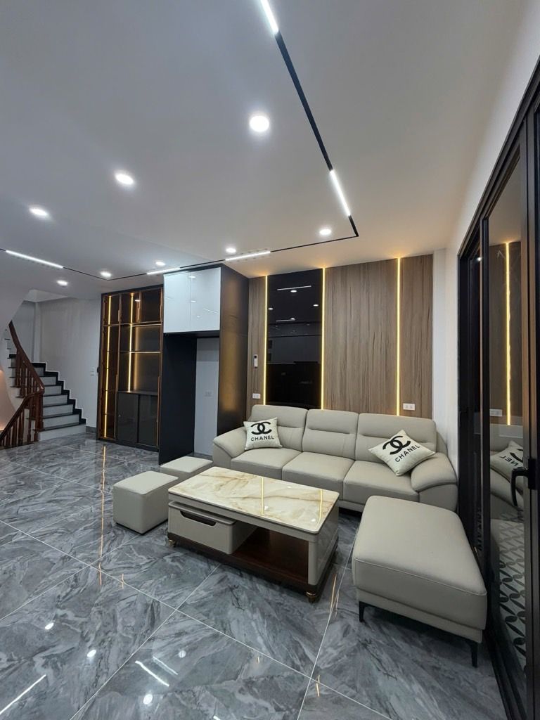 Bán nhà Hoàng Mai - diện tích 38.8m2 6 tầng - Mặt phố - giá 17,95 tỷ