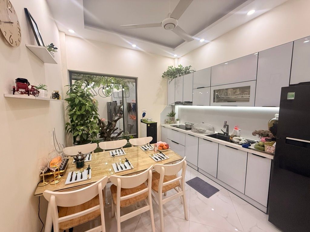 Bán nhà Lĩnh Nam - diện tích 46m2 5 tầng - Ô tô nhỏ đỗ cửa - giá 12,8 tỷ