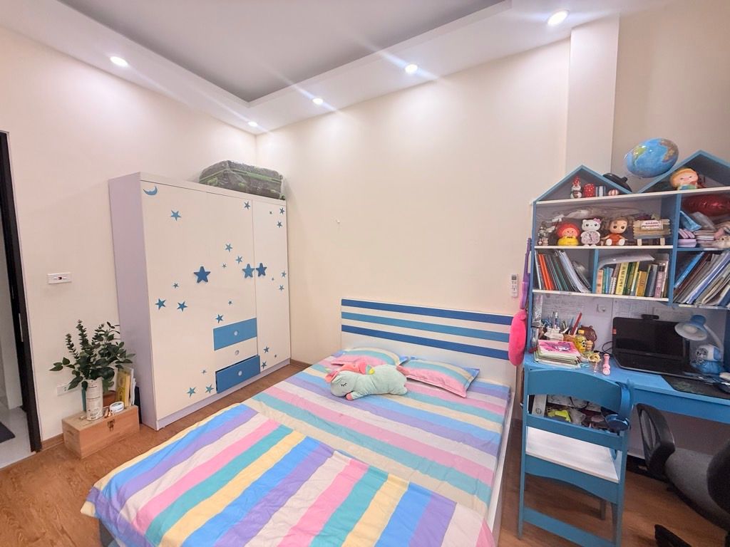 Bán nhà Lĩnh Nam - diện tích 46m2 5 tầng - Ô tô nhỏ đỗ cửa - giá 12,8 tỷ