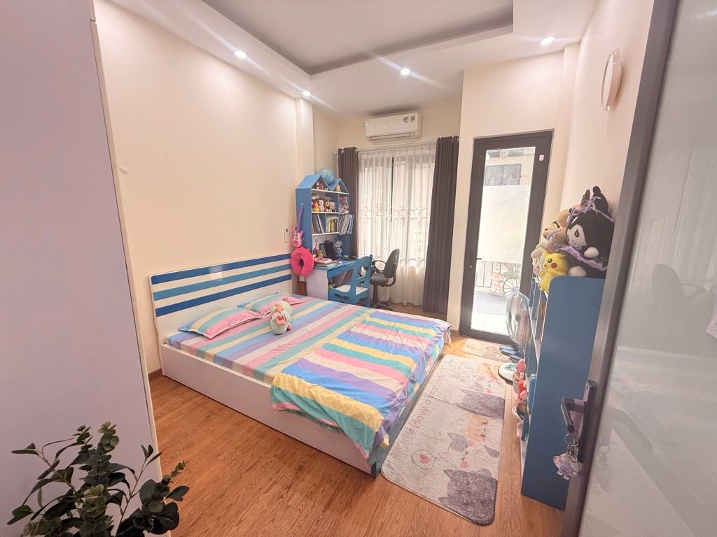 Bán nhà Lĩnh Nam - diện tích 46m2 5 tầng - Ô tô nhỏ đỗ cửa - giá 12,8 tỷ