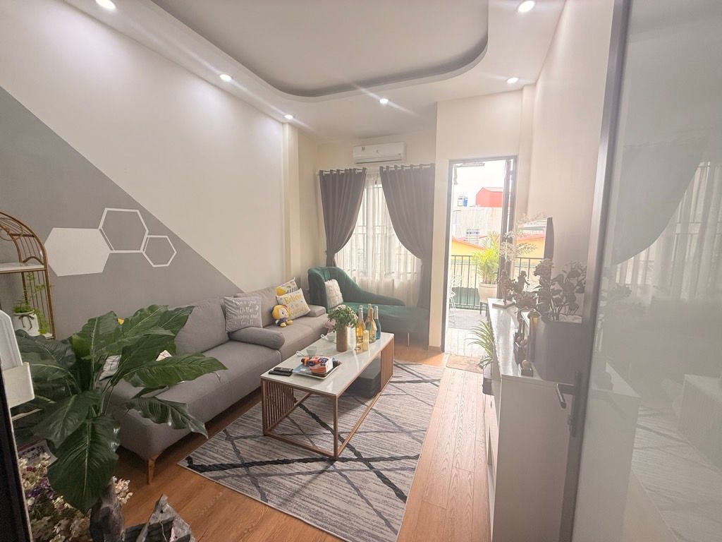 Bán nhà Lĩnh Nam - diện tích 46m2 5 tầng - Ô tô nhỏ đỗ cửa - giá 12,8 tỷ