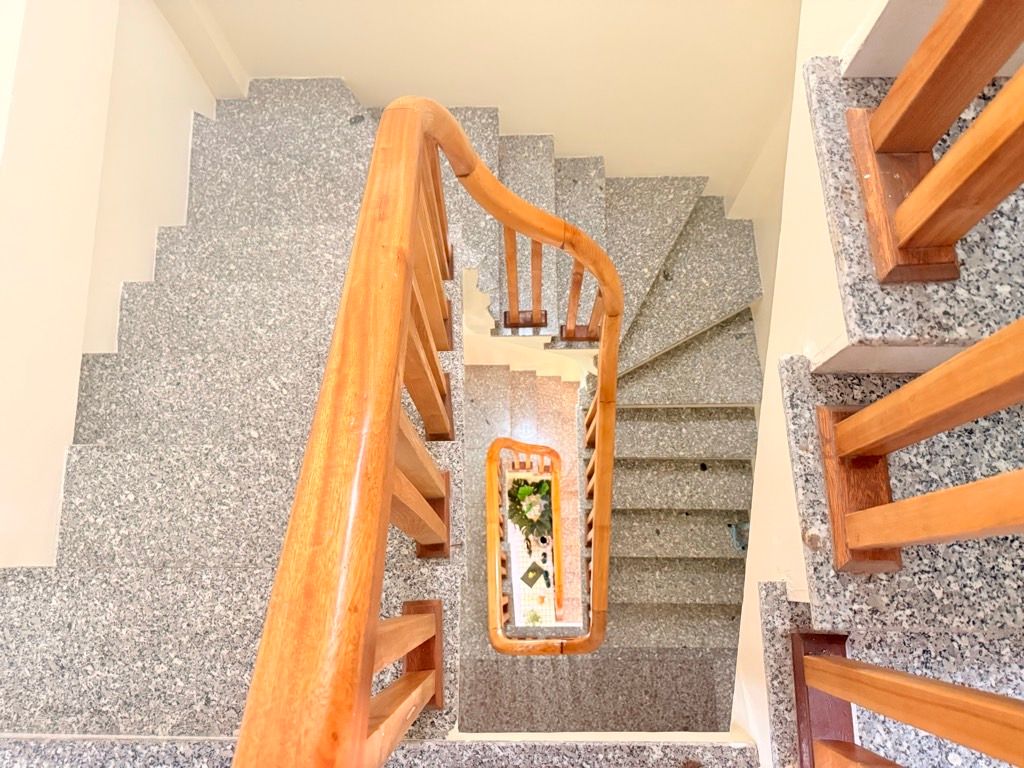 Bán nhà Lĩnh Nam - diện tích 46m2 5 tầng - Ô tô nhỏ đỗ cửa - giá 12,8 tỷ