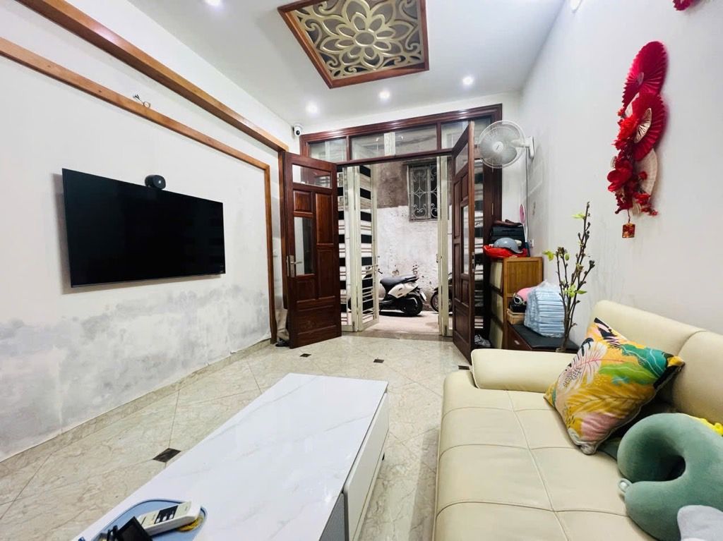 Bán nhà Chợ Khâm Thiên - diện tích 31m2 6 tầng - Nhà đẹp, ngõ ô tô - giá 9,8 tỷ