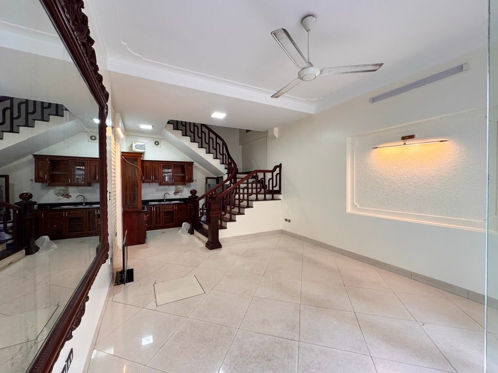 Bán nhà Láng - diện tích 40m2 5 tầng - Ô TÔ - GẦN PHỐ - LÔ GÓC - giá 14,4 tỷ